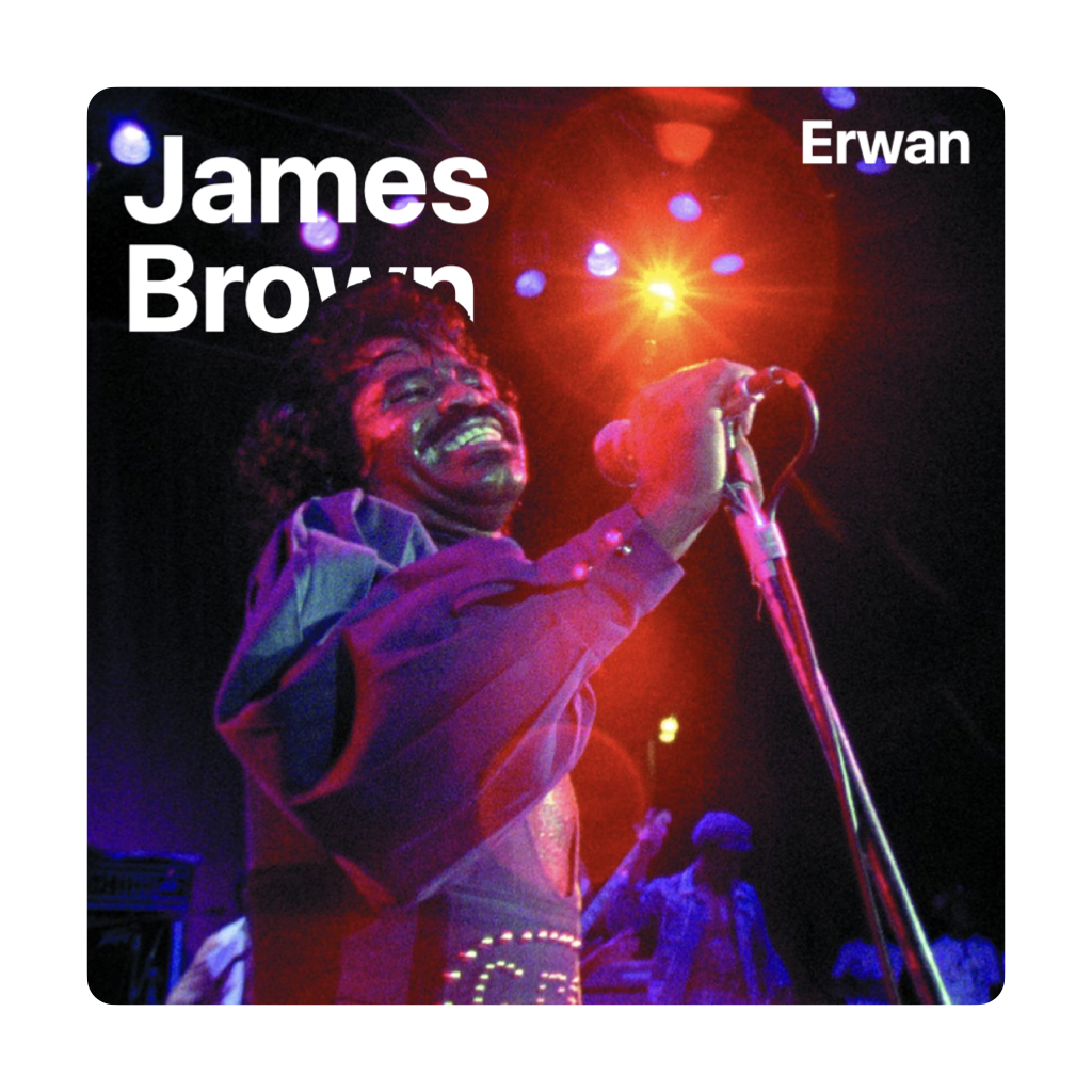 James Brown performe énergiquement sur scène avec un microphone (années 70), éclairages vibrants violet et rouge, et un orchestre animé en arrière-plan.